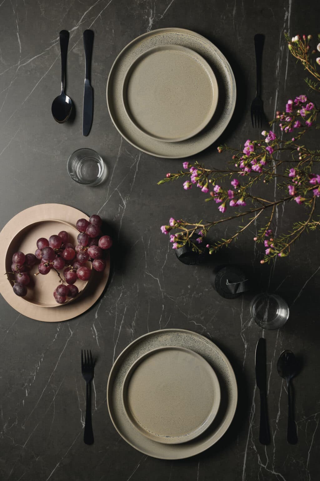 ss-ss02-pietra_grey-_-_-320160-amb34_part1-cutlery_grape_dishes_flowers