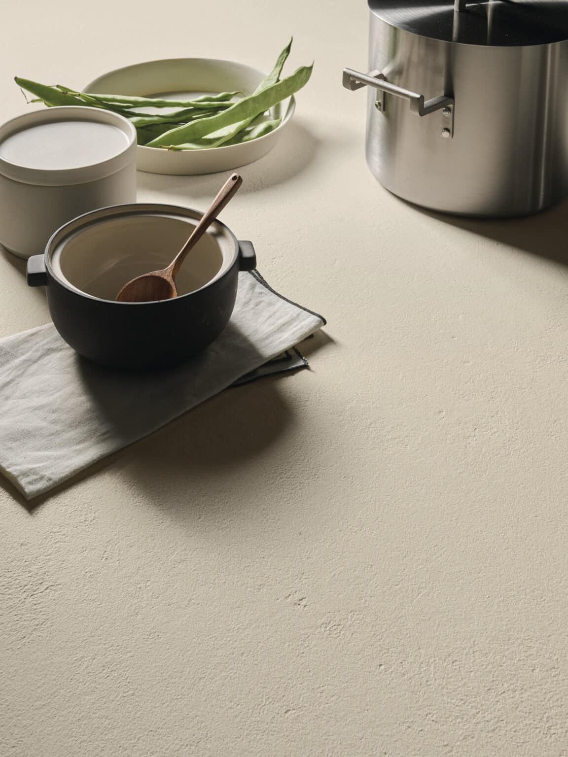 ss-ss02-balance_ivory-_-_-320160-amb57-ornamental_objects_table